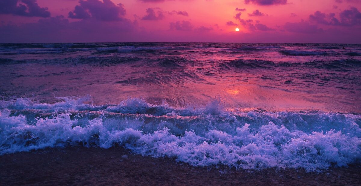 Picture of a sunset over the beach to demonstrate the effects of a sunset lamp