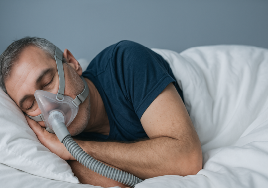 Picture of a man wearing a sleep apnea mask